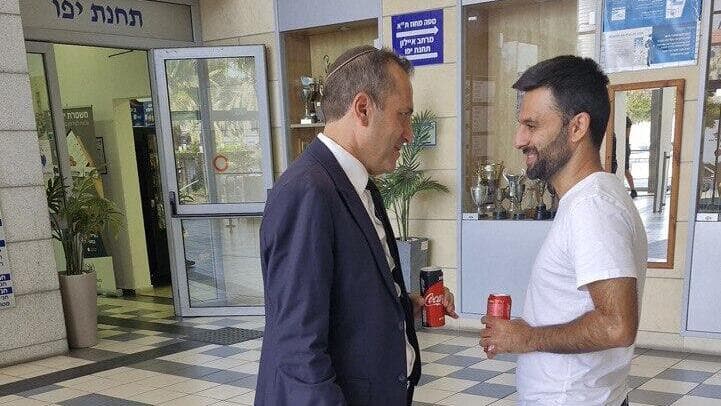 יוסף חדאד ועורך דינו בתחנת המשטרה ביפו