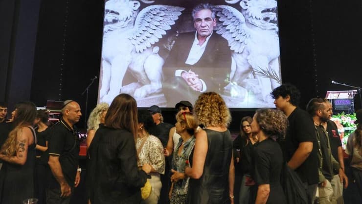 "פחדת ממוות רוחני ומקצועי". מתוך טקס האשכבה של אלון אבוטבול בתיאטרון הבימה (צילום:דנה קופל) מתוך טקס האשכבה של אלון אבוטבול בתיאטרון הבימה