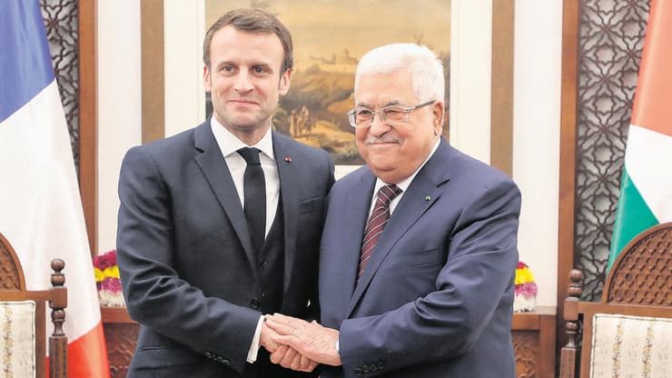מקרון ואבו מאזן. "הדרך היחידה לעתיד צודק - שתי מדינות" (צילום: Ludovic Marin/AFP) עמנואל מקרון עם אבו מאזן