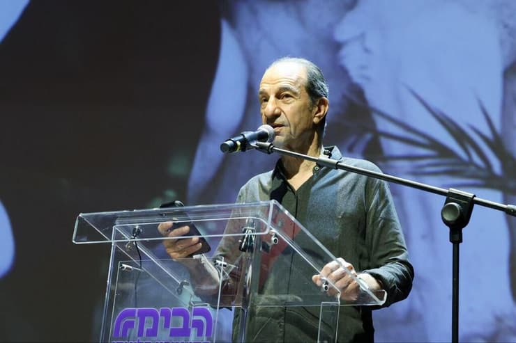 מתוך טקס האשכבה של אלון אבוטבול בתיאטרון הבימה