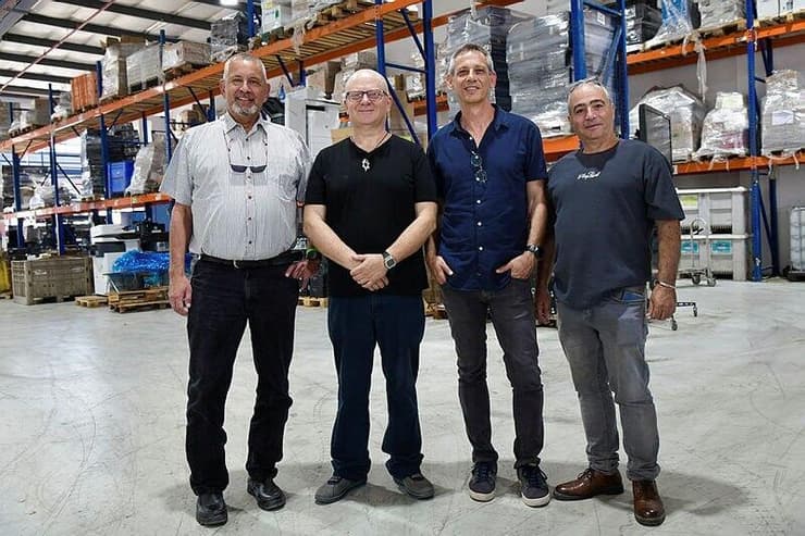 "אנחנו הדוגמה שאפשר לנהל עסק חברתי וגם להצליח עסקית". מימין: בני בן-בסט, דודו לוין, דני קוגן ורונן יואלי (צילום: נחום סגל) מימין: בני בן-בסט, דודו לוין, דני קוגן ורונן יואלי