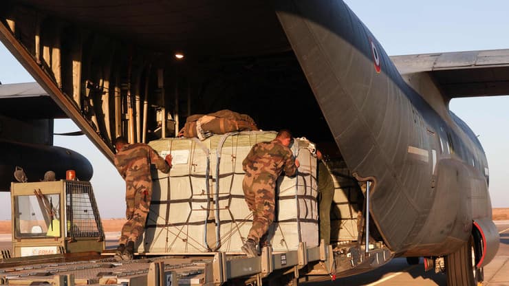 צרפת נערכת להצנחת סיוע בעזה (צילום: AHMAD GHARABLI / AFP) סיוע הומניטרי של צרפת לעזה