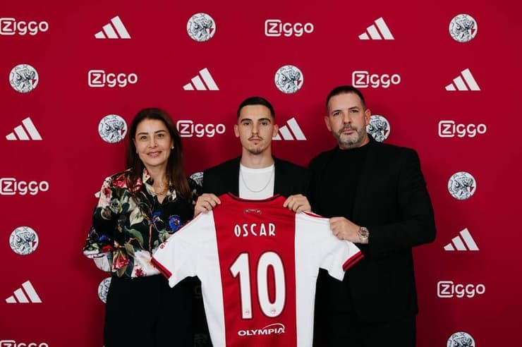 "גלוך יכול לעזור לאיאקס לחזור לשלוט בכדורגל ההולנדי" (צילום: פרטי) אוסקר גלוך עם סוכניו שחר גרינברג ורפאלה פיאמנטה