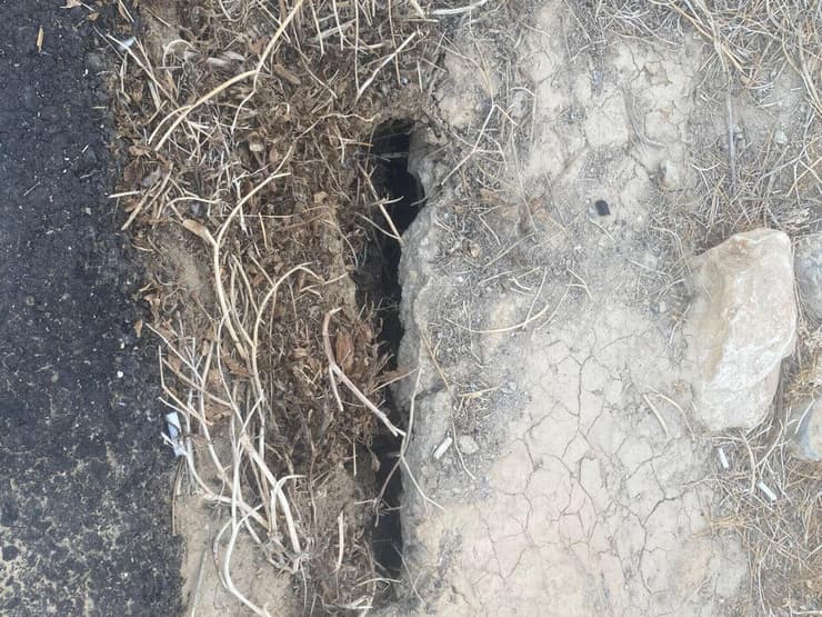 חסימה בכביש 90 באזור עין גדי בעקבות בולען שנפער