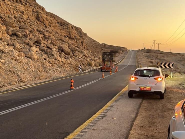 חסימה בכביש 90 באזור עין גדי בעקבות בולען שנפער