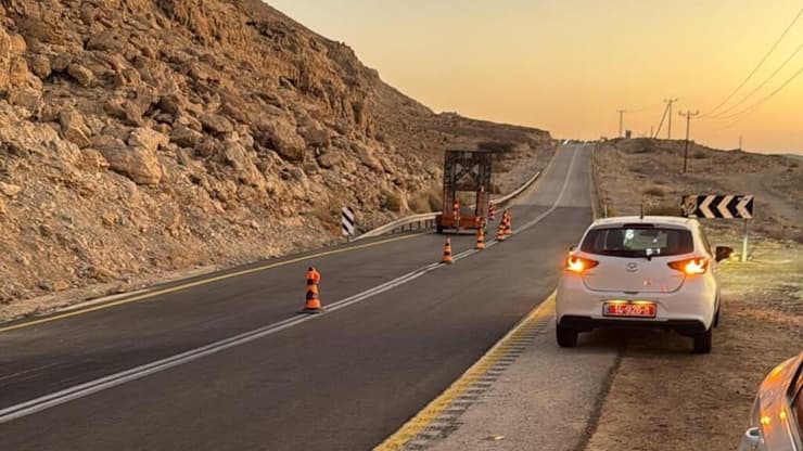 חסימה בכביש 90 באזור עין גדי בעקבות בולען שנפער