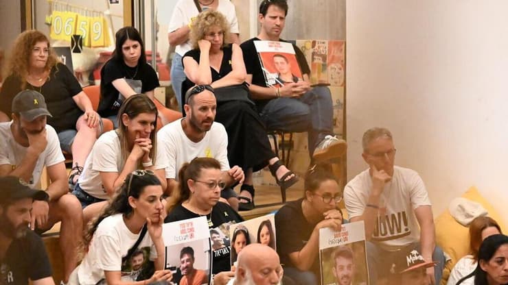 משפחות חטופים בפגישה במטה החטופים בתל אביב עם סטיב וויטקוף