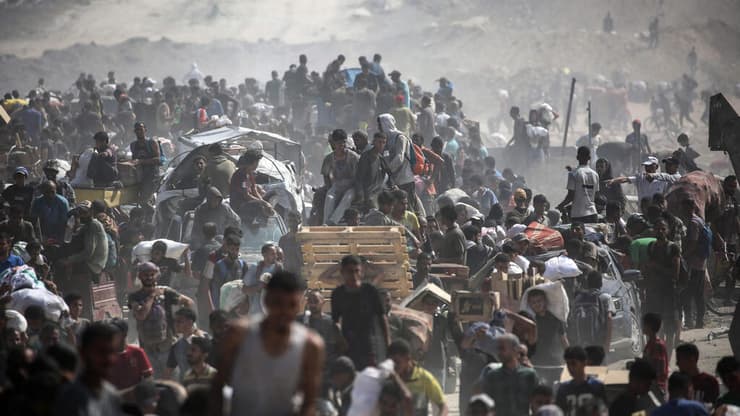 פלסטינים נושאים שקים של סיוע  הומניטרי בעזה