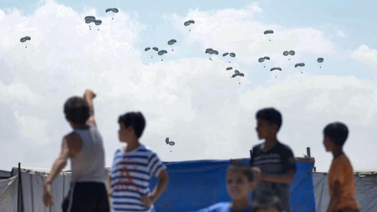 ילדים ממתינים למצנחי הסיוע ברפיח (צילום: AFP) רפיח