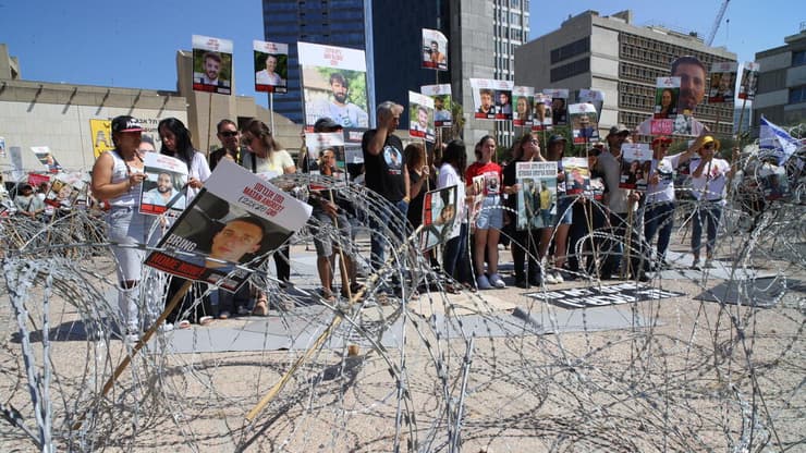 בניית מיצג בכיכר החטופים המייצג את חומרת מצבם של החטופים והחטופה בעזה