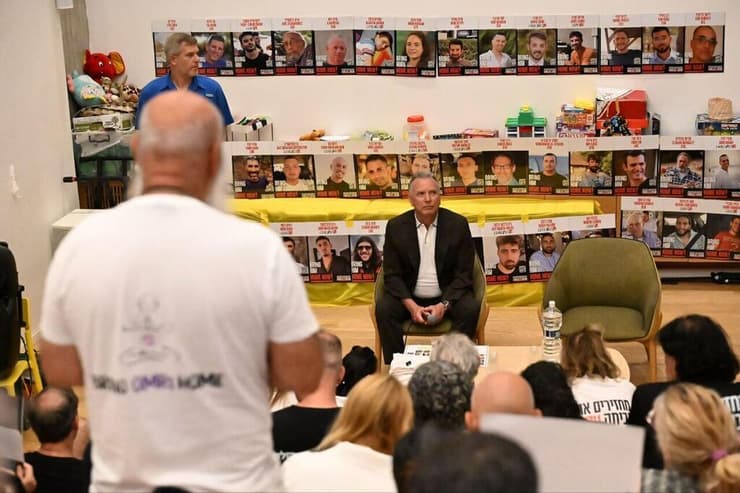 משפחות חטופים בפגישה במטה החטופים בתל אביב עם סטיב וויטקוף