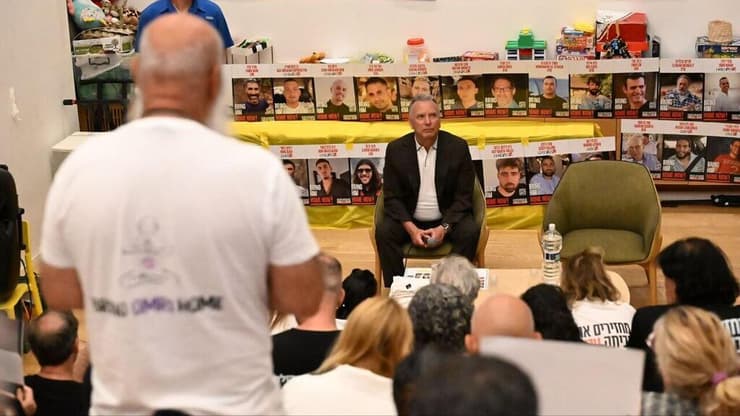 משפחות חטופים בפגישה במטה החטופים בתל אביב עם סטיב וויטקוף