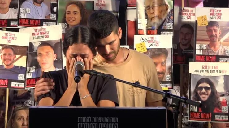 עילי ויעלה דוד, אחיו של אביתר דוד, נואמים בכיכר החטופים לאחר פרסום התיעוד מהשבי
