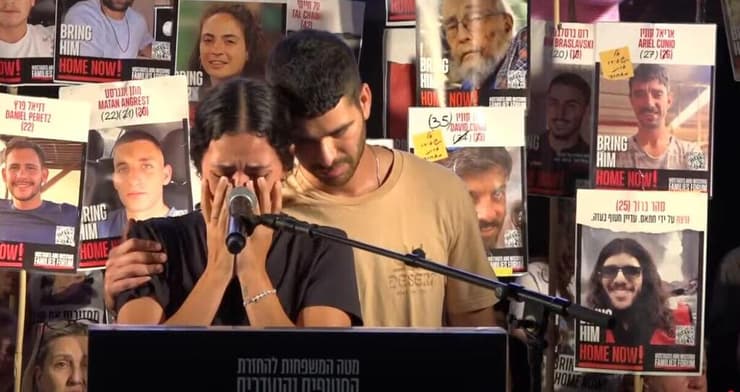 עילי ויעלה דוד, אחיו של אביתר דוד, נואמים בכיכר החטופים לאחר פרסום התיעוד מהשבי