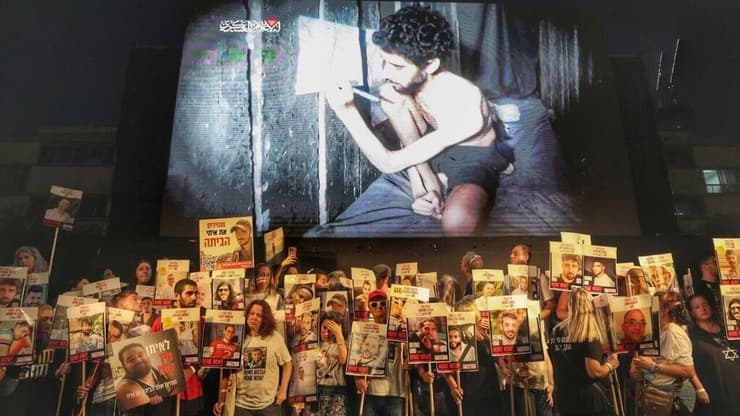 עצרת בכיכר החטופים לאחר פרסום התיעוד של אביתר דוד מהשבי
