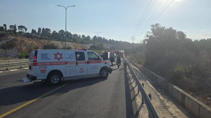שלושה רוכבי אופניים נפגעו מרכב בכביש 611 סמוך לחריש