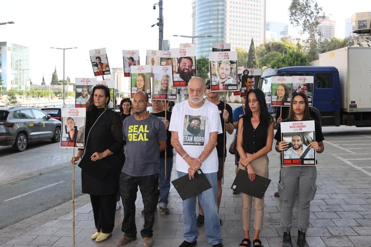 הצהרת משפחות חטופים בשער בגין