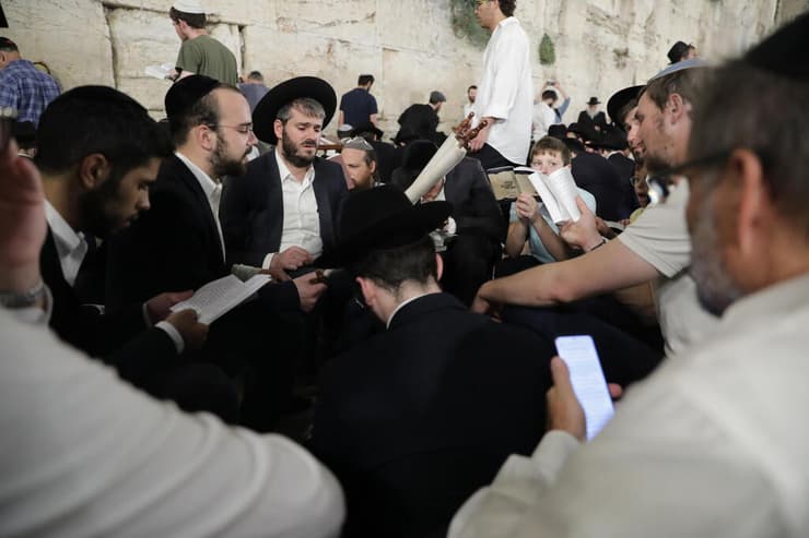 קוראים את מגילת איכה בכותל
