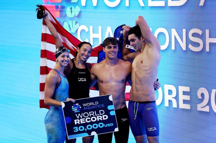 נבחרת השליחים של ארה"ב חוגגת את שיא העולם