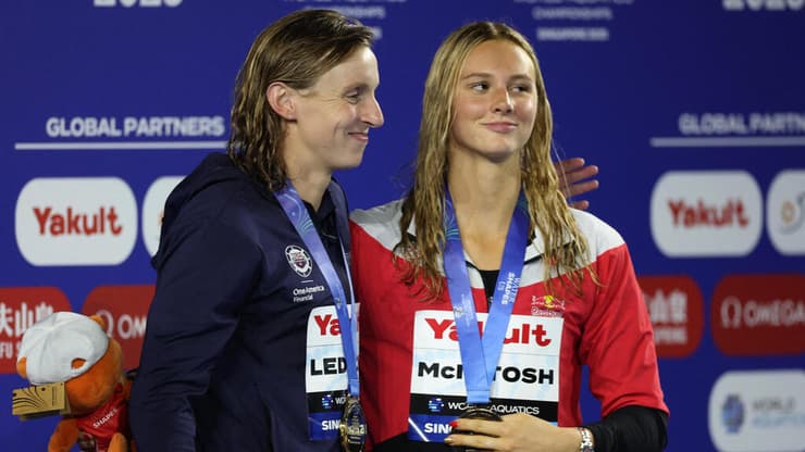 סאמר מקינטוש (מימין) לצד קייטי לדקי