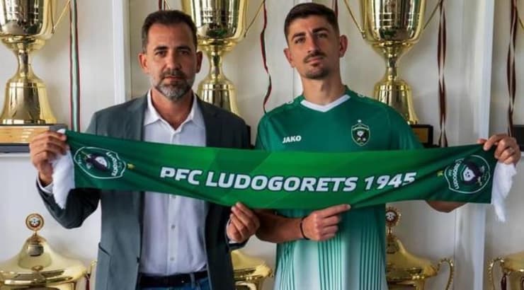 עידן נחמיאס וסוכנו דודו דהאן במעמד החתימה