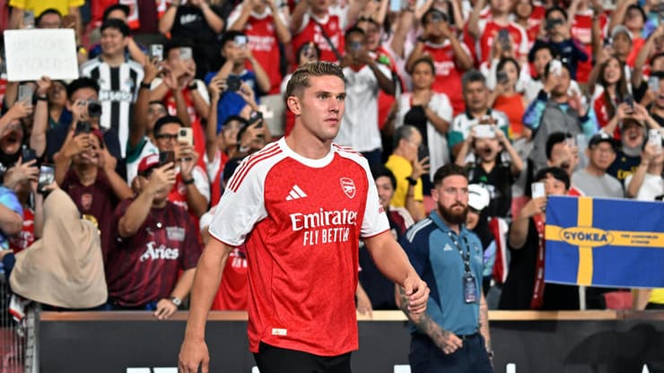 גיוקרש מוצג לראשונה במסע בהונג קונג (צילום: REUTERS/Caroline Chia) ויקטור גיוקרש