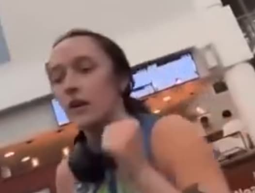 הסטודנטית בסרטון שפורסם (צילום: מתוך הרשתות החברתיות) הסטודנטית בסרטון שפורסם