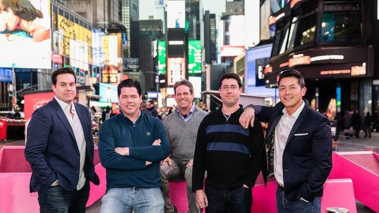 מנהלי ואסט, מימין לשמאל: אייברי פאם, רנן חלק, שחר פינבליט מייקל ווינג וג'ף דנוורת (צילום: באדיבות Vast Data) מנהלי החברה. מימין: אייברי פאם, רנן חלק, שחר פינבליט מייקל ווינג וג'ף דנוורת