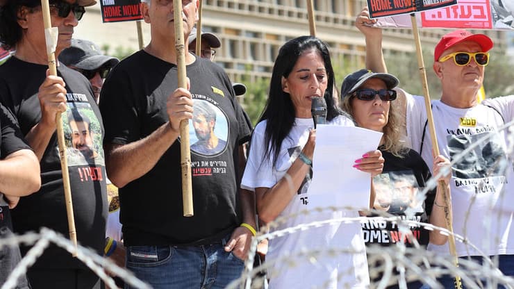 בניית מיצג בכיכר החטופים המייצג את חומרת מצבם של החטופים והחטופה בעזה