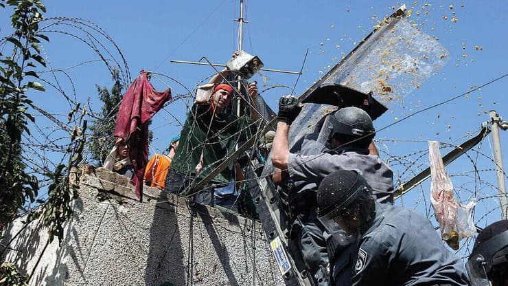 העימותים בין התושבים לכוחות הביטחון בחומש, במהלך ההתנתקות (צילום: עמית שאבי) yk14462069