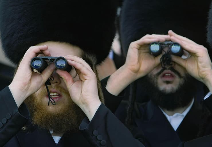 חסידי גור צופים בחתונת דוד אלתר, בנו של האדמו"ר מגור, ב-2004. ארכיון