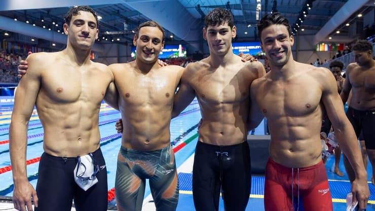 נבחרת השליחים של ישראל (צילום: סימונה קסטרווילארי, איגוד השחייה) נבחרת השליחים של ישראל בשחייה - ענבר דנציגר, יהונתן יצחקי, גל כהן גרומי ודניאל קריצ'בסקי