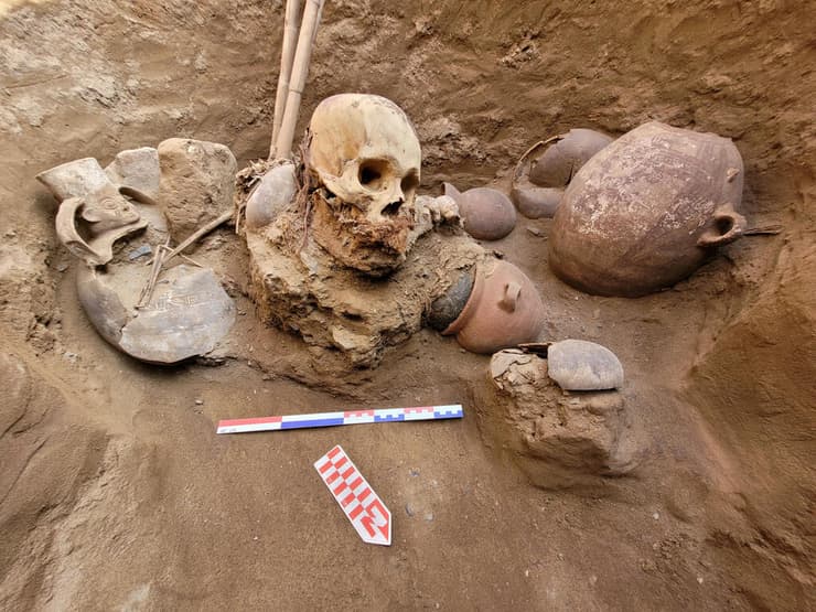 הממצאים העתיקים, כולל שרידי אדם וכלי חרס, שהתגלו בלימה