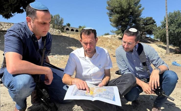 יוסי דגן ראש מועצת שומרון בישיבת עבודה על הקמת שא-נור מחדש