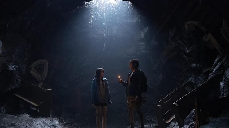 הזוגיות שלהם תלויה אך ורק ביכולת שלהם להמשיך ולראות עצמם כחלק משלם זוגי. מתוך "צמודים" (צילום: באדיבות סרטי יונייטד קינג) מתוך "צמודים"