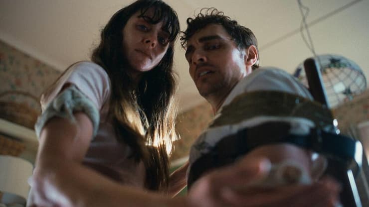 לא חותר לאפקט מקסימלי של זוועה. מתוך "צמודים" (צילום: באדיבות סרטי יונייטד קינג) מתוך "צמודים"