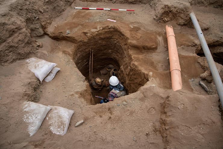 אחד משני הקברים שהתגלו בלימה, בירת פרו