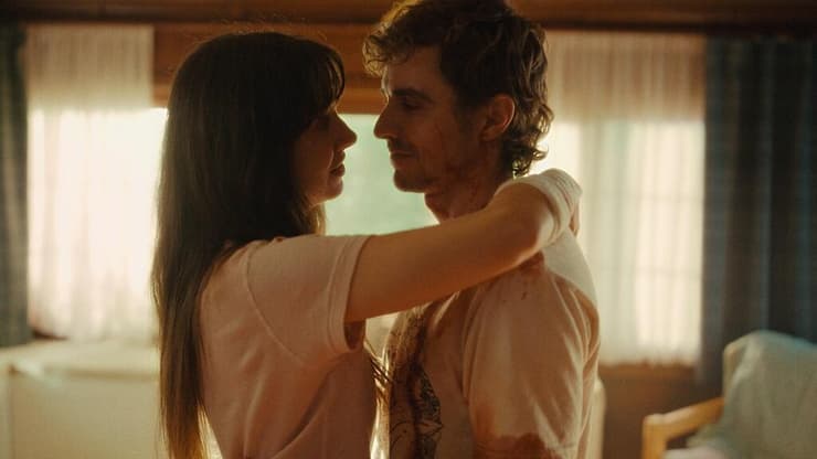 האם זה סרט רומנטי או שהוא נשען על רעיון מסויט? מתוך "צמודים" (צילום: באדיבות סרטי יונייטד קינג) מתוך "צמודים"