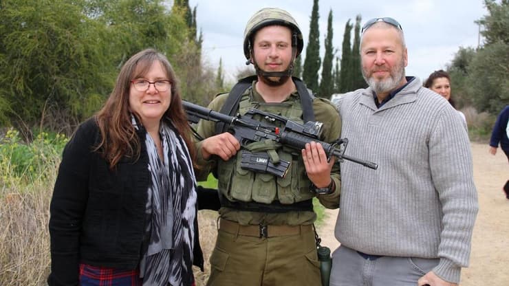 סמל אסיף לוגר ז"ל עם הוריו