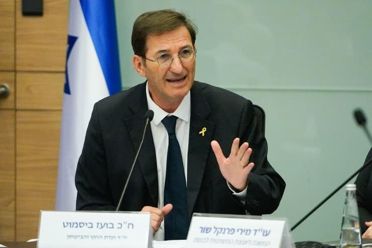 ביסמוט לאחר מינויו ליו"ר ועדת החוץ והביטחון