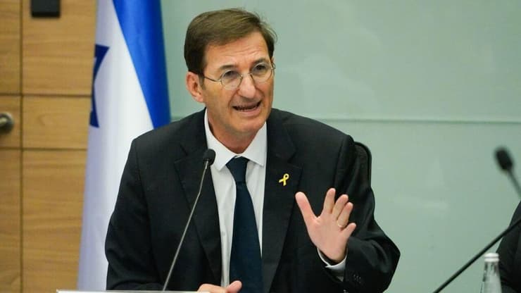 ביסמוט לאחר מינויו ליו"ר ועדת החוץ והביטחון