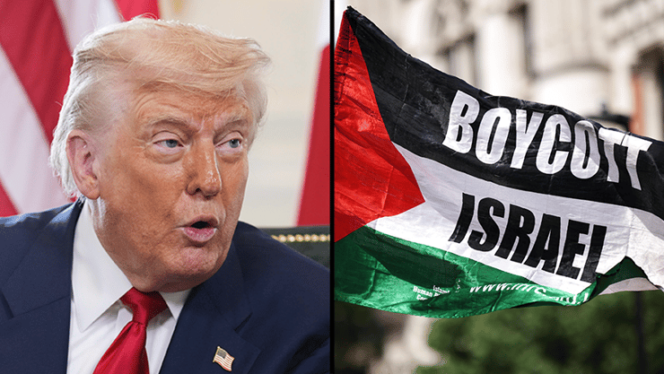 פעילים פרו פלסטינים פרו-פלסטינים מ Palestine Action עם דגל BDS הקורא ל חרם על ישראל בהפגנה מחוץ לבית המשפט ב לונדון נגד הכרזה על הארגון כארגון טרור בריטניה, דונלד טראמפ 