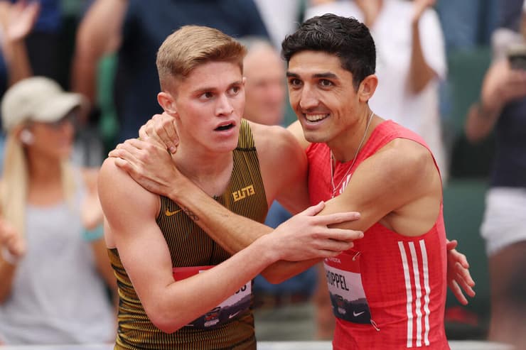 גבר על השיאן. לוטקהאוס והופל אחרי הריצה (צילום: Patrick Smith / GETTY IMAGES NORTH AMERICA / AFP) לוטקהאוס והופל אחרי הריצה