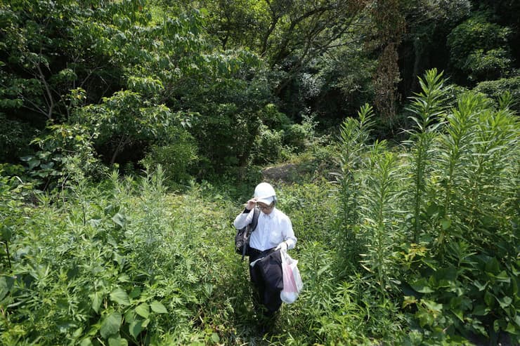 יפן הירושימה הטלת פצצת האטום 1945 רובן קאיו מחפש שרידי קורבנות ביער