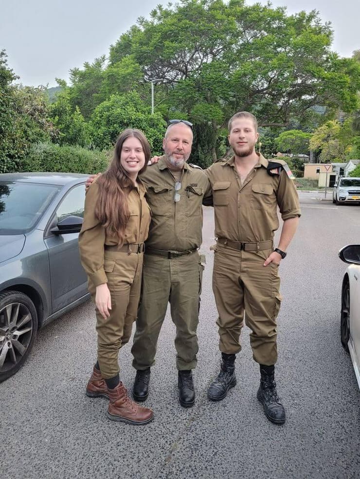 מימין לשמאל: אסיף, אבא עידן והאחות הבכורה רימון