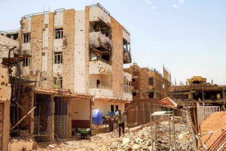 ההרס בבירת סודן. מיליוני פליטים, חרפת רעב והתפרצות כולרה (צילום: Ebrahim Hamid / AFP) הרס בבירת סודן חרטום יולי 2025 חודשים אחרי שצבא סודן השתלט עליה במלחמת האזרחים מול כוחות ה-SDF