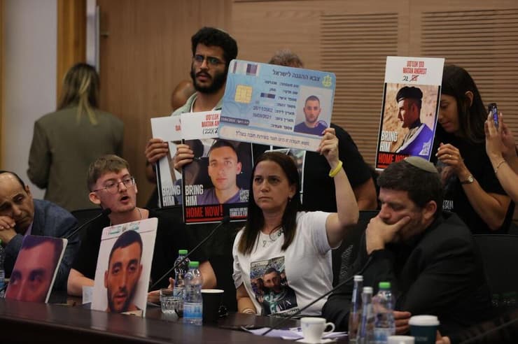 ענת אנגסט עם החוגר של בנה מתן