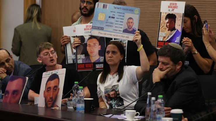 ענת אנגסט עם החוגר של בנה מתן