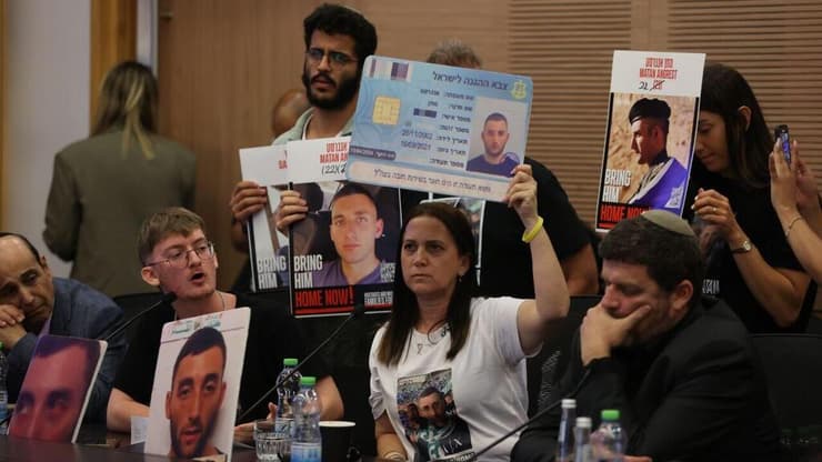 ענת אנגסט עם החוגר של בנה מתן