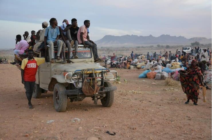 פליטים בדרפור. אוכלים חציר כדי לשרוד (צילום: מדו"ח של Médecins Sans Frontières) פליטים דרפור סודן ארכיון